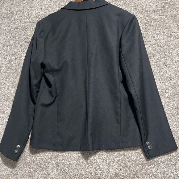 The Fashion Place Woman’s Black 2 Button Blazer career Size 6 - Picture 6 of 8